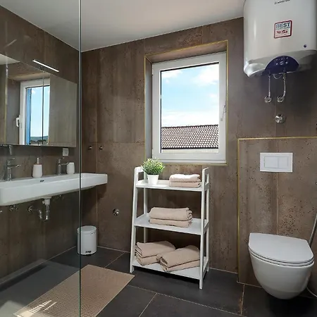 Holiday home Lovely In With Kitchen Pasman
