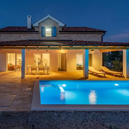 Holiday home Lovely In With Kitchen Pasman