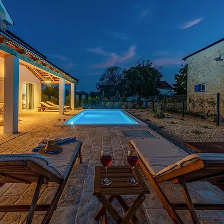 Lovely In With Kitchen Holiday home