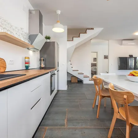 Lovely In With Kitchen * Pasman