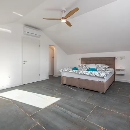 Lovely In With Kitchen Holiday home *